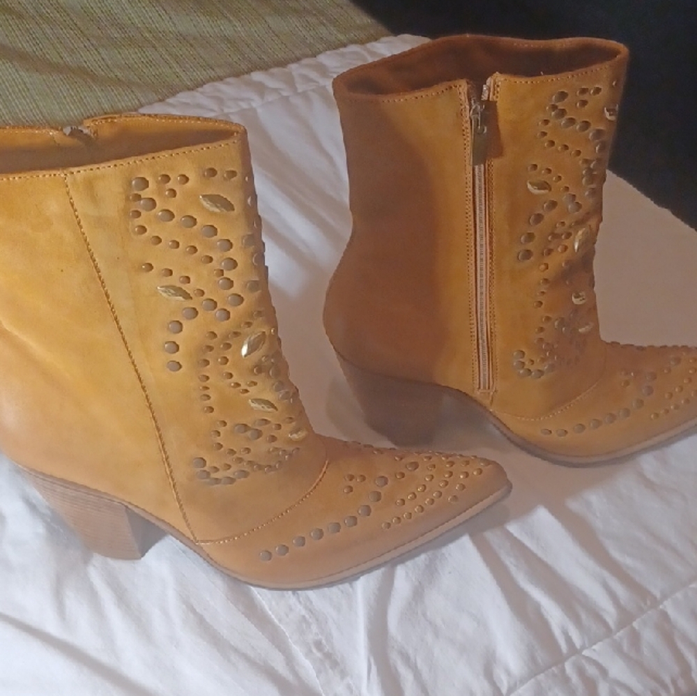 Vero Cuoio Tan Ankle Booties with Cutout Design